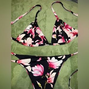 FRANKIES FLORAL BIKINI TOP AND BOTTOM SIZE SM AND M